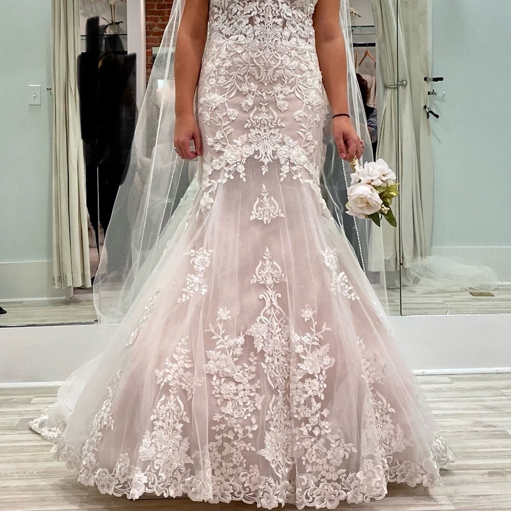 Brand new never worn still has tags wedding dress